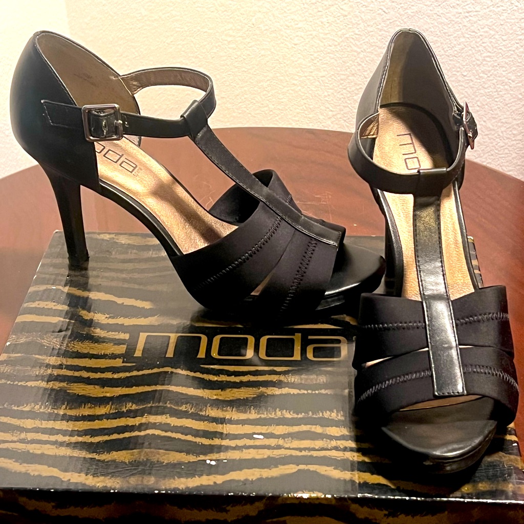 “Moda” Pumps.